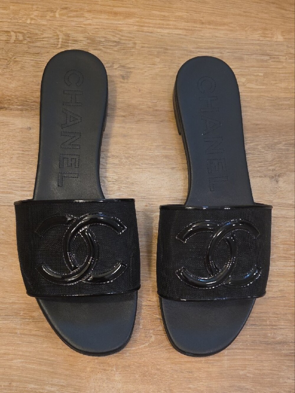 CHANEL Black Patent Logo Slide Sandals Sz 40 - Picture 2 of 6